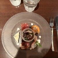 フレンチレストラン ホンダ - 前菜(生ハム、ホタテ、タコのカルパッチョ、カモ、チーズ、サラダ)