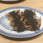 餃子とレモンサワー うさぎや - 黒餃子