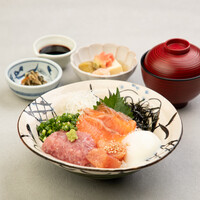 奥日向サーモンとネギトロ温玉丼
