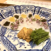くずし 之助 - 色鮮やかなふぐの刺身は、キャビアといくら乗せ