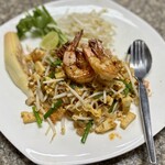 Dang-Dum Restaurant - ผัดไทกุ้งสด
            Thai style fried noodle with fresh prawns