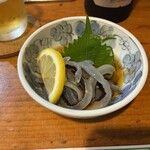 くすしゃん - 食べる度にコリコリっと鳴るクラゲ。
                                ビールに合います。
                                隣も食べていたので、コリコリ合唱団でした。