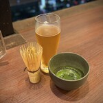 京鴨一羽買いと京のおばんざい 市場小路 - ■一番搾り抹茶ビール ¥797、お抹茶を自分で点てます。