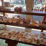 のぐちやBakery - 陳列棚の様子①。