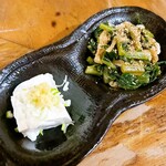 居酒屋 すずもと - お通し(冷奴/油揚げと小松菜の煮浸し)