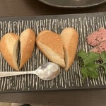 阿波尾鶏と大山 鶏しん - 白レバーのパテ　バケット添え