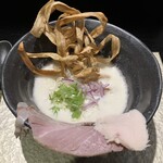 鶏Soba 座銀 - 揚げゴボウの立体感とクリーミーなスープの絡みは特権的