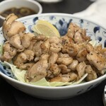 串屋横丁 もつ焼きセンター - みんな大好き！鶏肉の炭火焼き