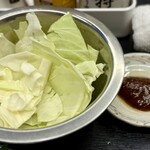 串屋横丁 もつ焼きセンター - おかわり無限のお通しキャベツ