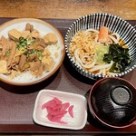 やえす初藤 - もつ煮丼・冷やしたぬきうどん