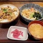 やえす初藤 - もつ煮丼・冷やしたぬきうどん