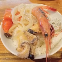 ザ・ガーデンハウス - 二巡目は勝手丼にした（手前の和え物が地元の名物）