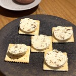 内山三丁目チーズバー - ・カシスのパン(お通し)
・自家製レーズンバター 900円