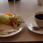 コーヒールームきくち - 先にサラダと目玉焼きとコーヒー