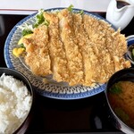 筑波学園ゴルフ倶楽部 - ジャンボチキンカツ膳。キュウリと比較すると大きいのが分かるかな^ ^