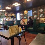 ラッキーピエロ - 店内