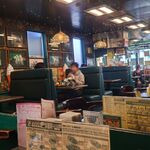 ラッキーピエロ - 大きな鏡がありますので凄く奥行きがある様に見えます