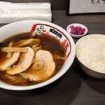 ラーメン なんでや麺 - 料理写真:醤油らーめん900円(ネギ抜き)、とっぴんぐちゃーしゅー(２枚)300円、めし250円