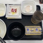 吉野家 - 2025/10/08
納豆定食 大飯+並飯 430円→330円
肉だく（牛小鉢） 222円→122円
持ち帰り肉だく （牛小鉢） 218円→118円×2個
✳︎朝得クーポン -100円
✳︎肉だく祭