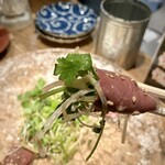 ラム肉酒場 ラムゴロー 神田南口店 - レバーでパクチーを包んでパクリ