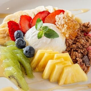 フレッシュフルーツと共に味わう上質な『グリークヨーグルト』