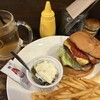 バーガーズカフェビーチ ストーリー - ベーコンチーズバーガー(サルサトッピング) ジンジャエール