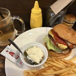 バーガーズカフェビーチ ストーリー - ベーコンチーズバーガー(サルサトッピング) ジンジャエール