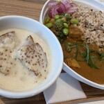 Soup Stock Tokyo Minamoa Hiroshima Ten - 今回いただいた(左)フェルメールの牛乳を注ぐ女のスープです。ゴーダチーズが溶け込んだ、濃厚なミルクのスープにくるみとレーズンのパンを合わせてマスタードソース添え 爽やかさと濃厚さに思わず驚く