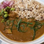 Soup Stock Tokyo Minamoa Hiroshima Ten - HPより▶︎酢とにんにくでマリネした豚トロを使った酸味、辛み、甘味のバランスのとれた西インド風カレーです。大葉のトッピングで爽やかなアクセントを加えました。