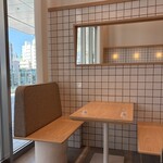 Soup Stock Tokyo Minamoa Hiroshima Ten - お席から外の景色が見えるようになっており、落ち着いて食べれる席配置にはなっています。カウンターやテーブル2人掛けのテーブルとその時の気分で使い分けてはいかがでしょうか？