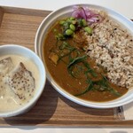 Soup Stock Tokyo Minamoa Hiroshima Ten - スープを1種類カレーを1種類選べます。カレーは豚トロのビンダルーカレーにしてご飯はキヌア玄米にしました。+ 50円です。横に赤玉ねぎのマリネや枝豆が添えられています。