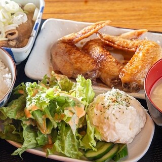 「酔っ手羽ランチ」が大人気！日中の気軽なお食事にぴったり