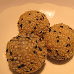 チャイナ - 黒ゴマ入りゴマ団子