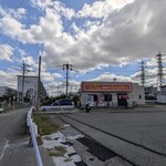 まるやすのちゃんぽん - 店に向かって左側が駐車場
