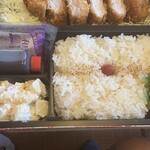 きんのつる - ご飯の横にはポテトサラダも添えられてますよ。