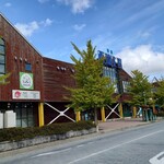 スターバックス・コーヒー 函館ベイサイド店 - 目の前の函館西波止場に進むと