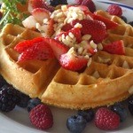 Hau Tree Lanai Restaurant - Belgian Waffle 季節のベリーとマカダミアナッツ