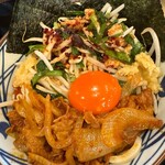 丸亀製麺 - 旨辛肉盛りニラ玉ぶっかけ（並）