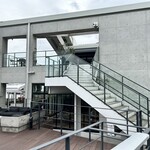 BERTH ONE - お店に向かうために上がる階段、一階付近