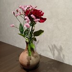 瀬戸内味覚処 芸州 本店 - テーブル横のお花です。