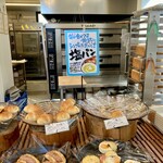 ベーカリー 風花風花 - 人気の塩パン、この直後に「塩パン焼き上がりました〜！」
