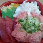 海鮮　彩り　どん太 - 今日は｢㉘マグロ･イカ･ネギトロ丼(特盛)｣￥972-(8%税込)をオーダーしました♪自宅で食べるのでワサビと箸と醤油はいつも付けないようにしています。ある意味SDGSだと思います。