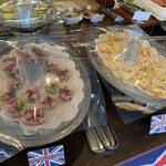 レストラン ヴァロリス - ベビースカロップマリネと真っ赤なビーツのサラダ　ソフトボイルエッグの魚卵入りガーリックマヨ添え