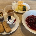 レストラン ヴァロリス - デザート　左ショートブレッド　チョコレートティフィン他　右カクテルゼリー　奥フルーツとゼリー