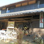 歴史ある農機具が並ぶ