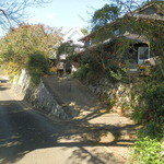 駐車場から古民家に上がるよ