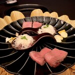 煌 焼肉 - 黒毛和牛のレアローストビーフ
      黒毛和牛のタルタルミート