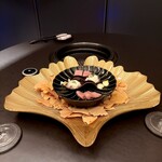 煌 焼肉 - 巨大GOLDのイチョウ葉の器
周りには本物のイチョウの葉