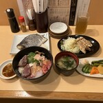 新横のまぐろや  - マグロ竜田揚げ、サワラ焼き1100円、海鮮丼、味噌汁、おしんこ、緑茶