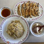 餃子の王将 - 料理写真:炒飯580円+大盛160円、餃子1人前310円※写真は2人前